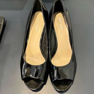 Nine West size 10 black patent peep toe heals.